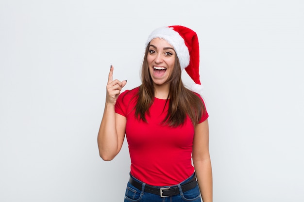 Jovem mulher bonita com chapéu de Papai Noel. Conceito de natal