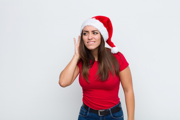 Jovem mulher bonita com chapéu de Papai Noel. Conceito de natal