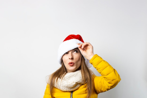 Jovem mulher bonita com chapéu de Papai Noel isolado