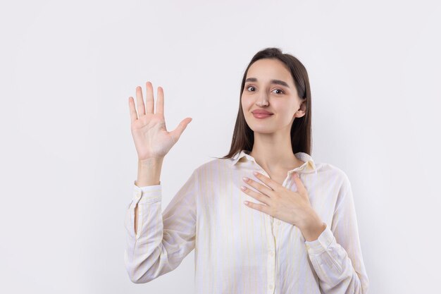 Jovem mulher bonita com expressão facial de surpresa em pé sobre fundo branco