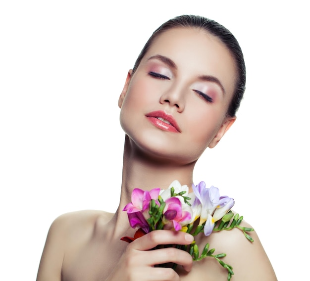 Jovem mulher bonita com flor colorida isolada no fundo branco Rosto de modelo feminino de spa lindo tratamento facial cosmetologia skincare e conceito de spa