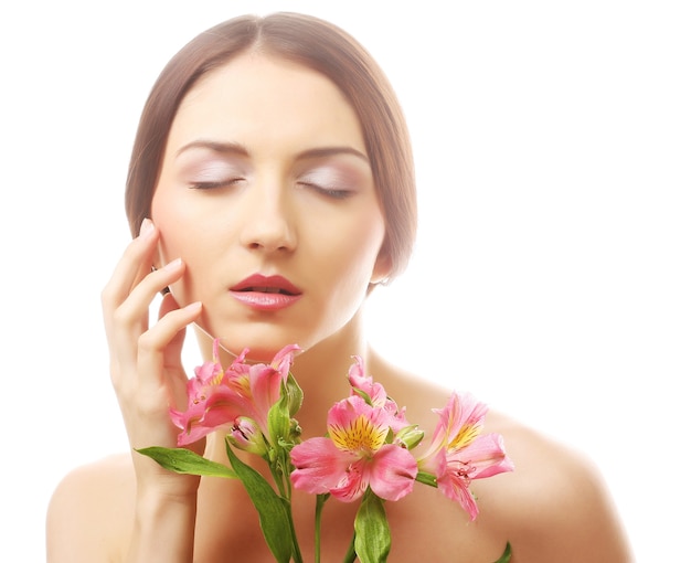 Jovem mulher bonita com flores cor de rosa