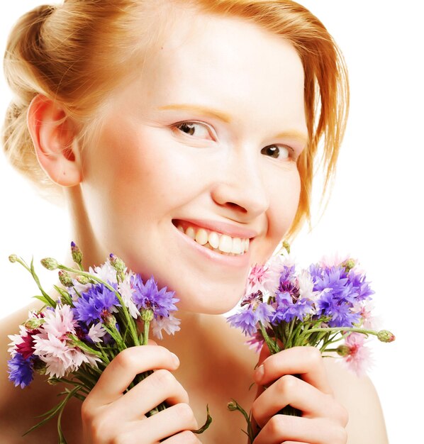 jovem mulher bonita com flores