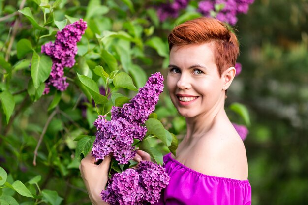 Jovem mulher bonita com flores