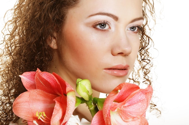 Jovem mulher bonita com grandes flores cor de rosa