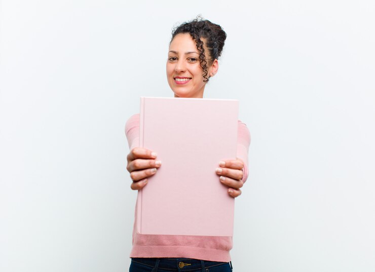 Foto jovem mulher bonita com livros contra parede branca