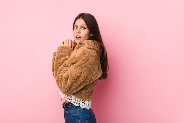 Jovem mulher bonita com medo e com medo.