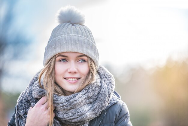 Jovem mulher bonita com neve no inverno