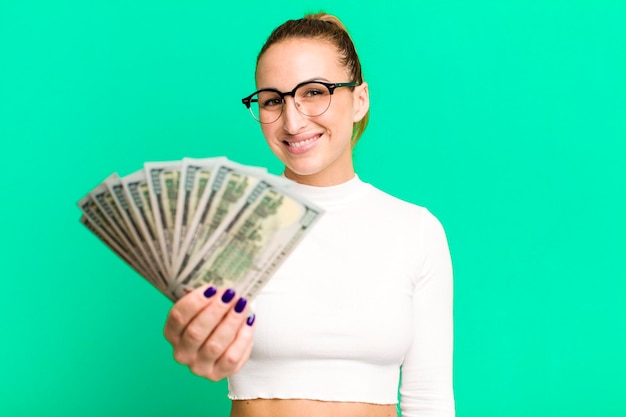 Jovem mulher bonita com notas de dólar