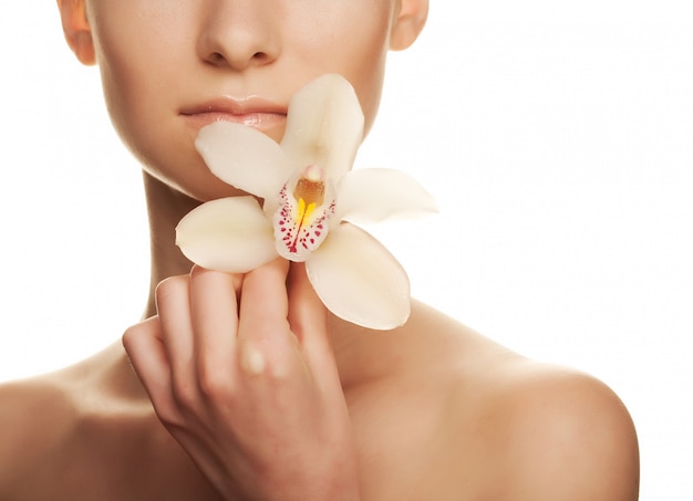 Jovem mulher bonita com orquídea branca