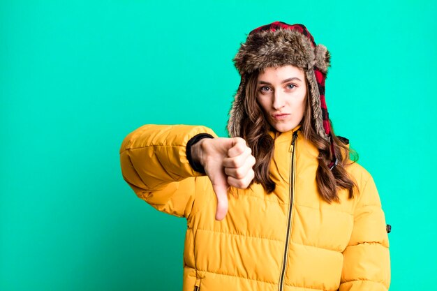 Jovem mulher bonita com roupas de inverno frio e conceito de inverno