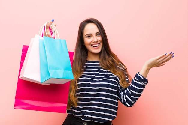 Jovem mulher bonita com sacos de compras