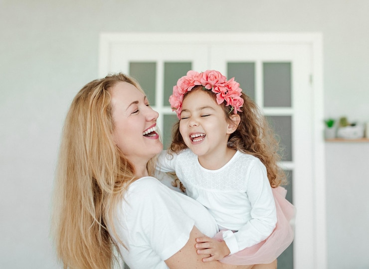Jovem mulher bonita com sua filha Foto de estúdio Mãe e filha curtindo o tempo juntas