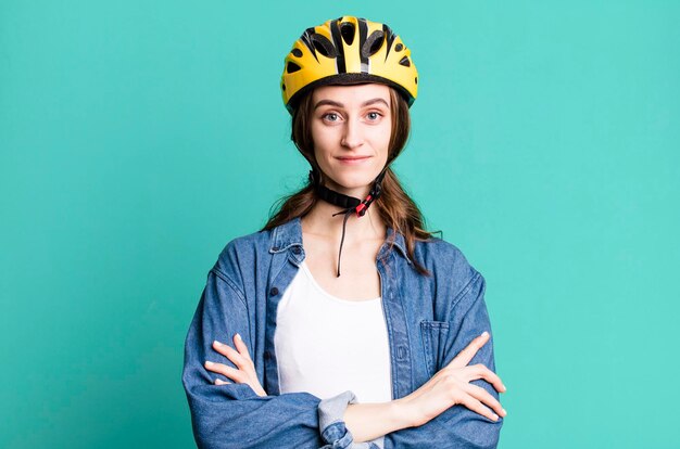 Foto jovem mulher bonita com um capacete de bicicleta