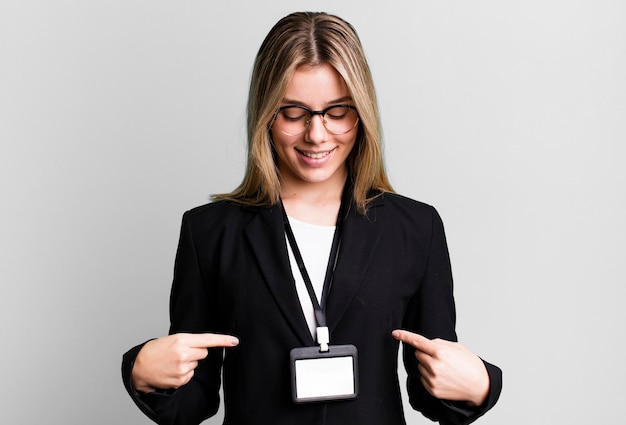 Jovem mulher bonita com um cartão de passe de identificação de credenciamento