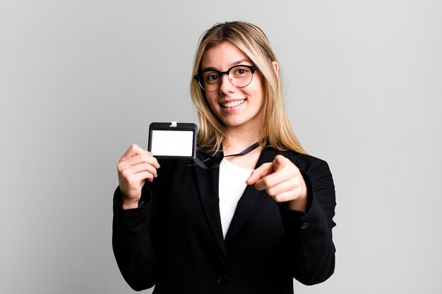 Foto jovem mulher bonita com um cartão de passe de identificação de credenciamento