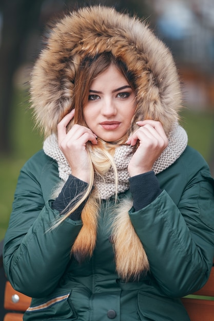 Jovem mulher bonita com um casaco quente