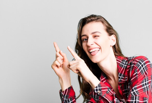 Jovem mulher bonita com um espaço de cópia