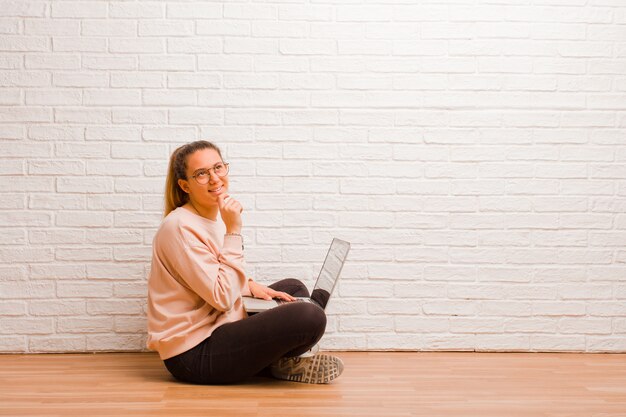 Jovem mulher bonita com um laptop