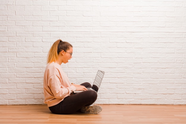 Jovem mulher bonita com um laptop