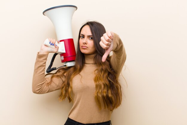 Jovem mulher bonita com um megafone