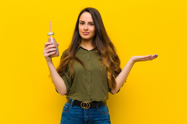 Jovem mulher bonita com um milk-shake de chocolate