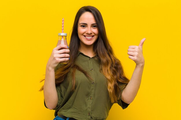 Jovem mulher bonita com um milk-shake de chocolate