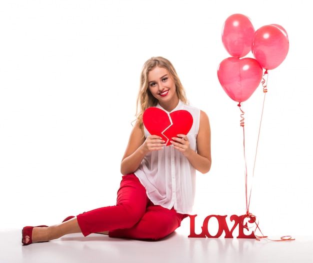 Jovem mulher bonita com um sinal o amor da palavra.