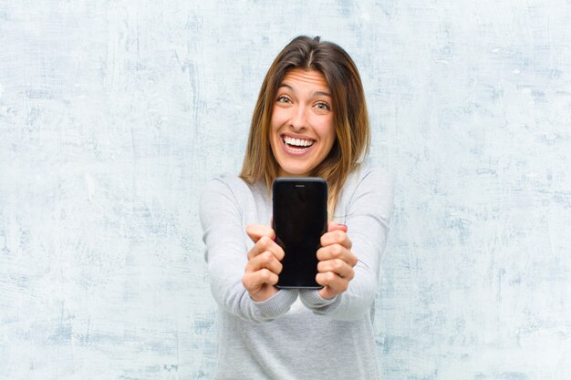 Jovem mulher bonita com um telefone inteligente