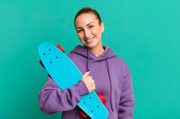 Jovem mulher bonita com uma prancha de skate