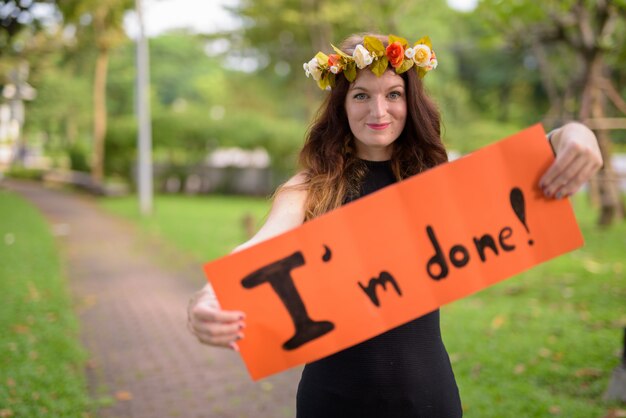 Jovem mulher bonita comemorando a formatura no parque