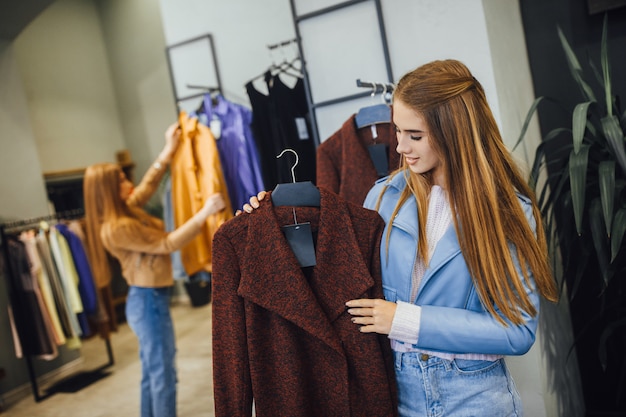 Jovem mulher bonita, compras no mercado