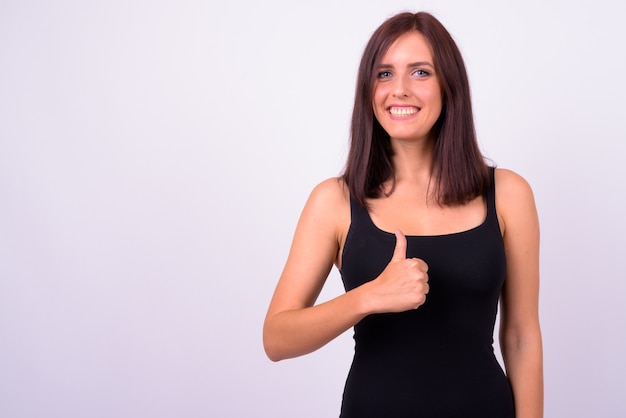 jovem mulher bonita contra uma parede branca