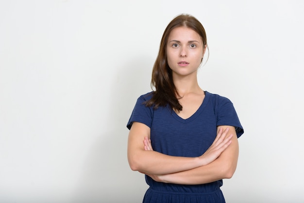 jovem mulher bonita contra uma parede branca