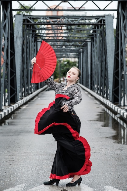 Jovem mulher bonita dançando flamenco