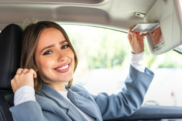 Jovem mulher bonita dentro de um carro