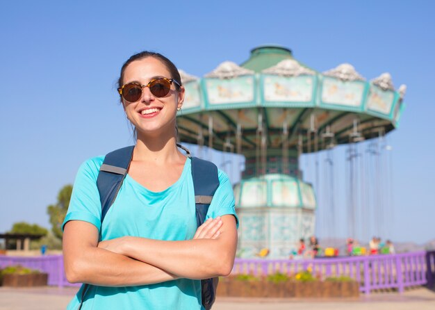 jovem mulher bonita, desfrutando de um parque temático