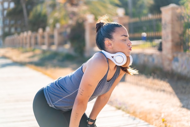 Jovem mulher bonita do esporte vestindo roupas esportivas