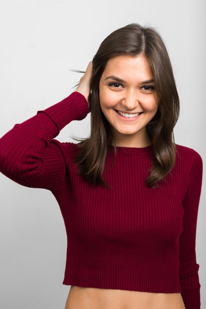 jovem mulher bonita em branco