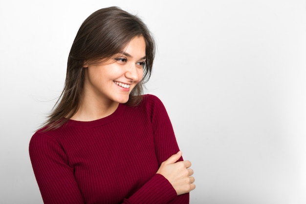 Jovem mulher bonita em branco