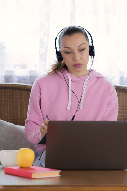 Jovem mulher bonita em fones de ouvido