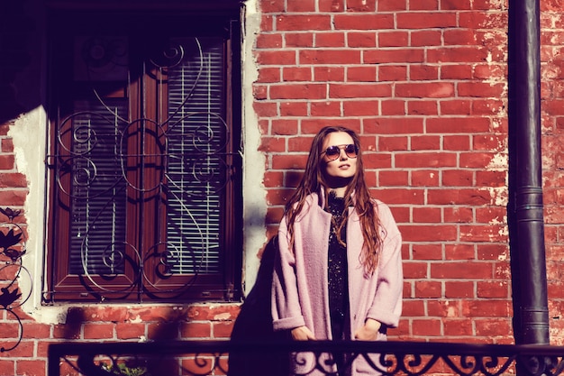 Jovem mulher bonita em óculos de sol