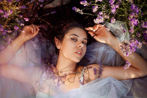 Jovem mulher bonita em um campo de lavanda