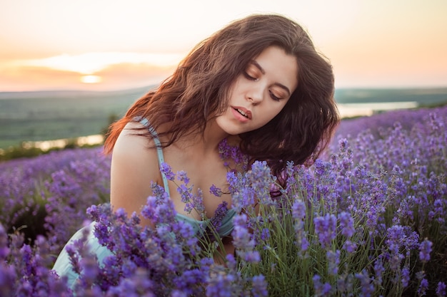 Jovem mulher bonita em um campo de lavanda