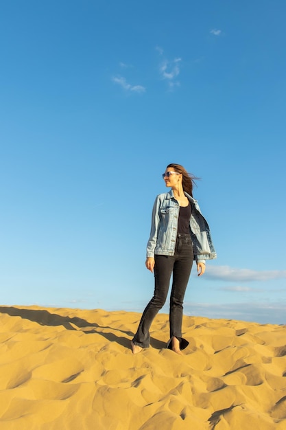 Jovem mulher bonita entre o deserto Barkhan Sarykum no outonoRepública do Daguestãooutubro de 2022