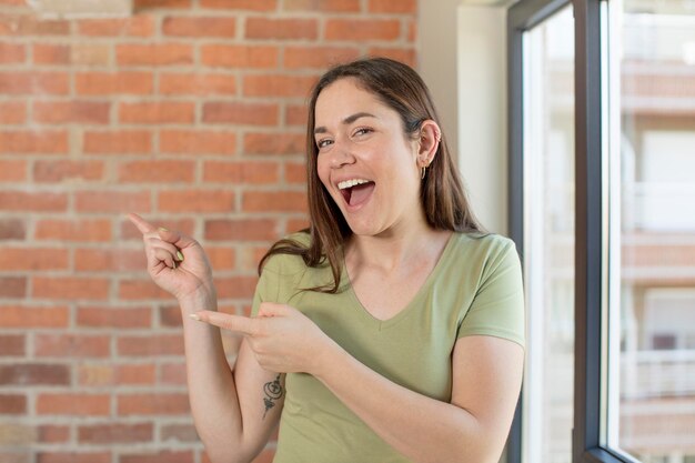 jovem mulher bonita expressando um conceito em casa