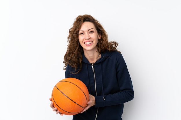 Jovem mulher bonita isolada com bola de basquete