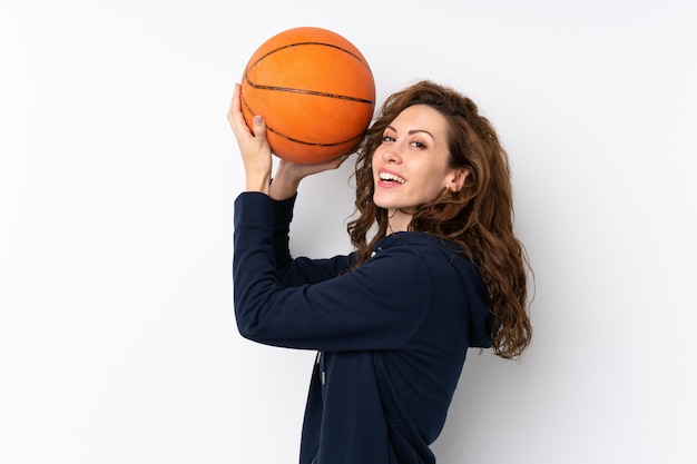 Jovem mulher bonita isolada com bola de basquete