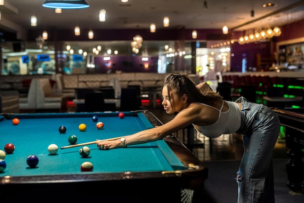 Foto Jovem atraente que joga sinuca no bar sozinho – Imagem de Mesa no  Unsplash