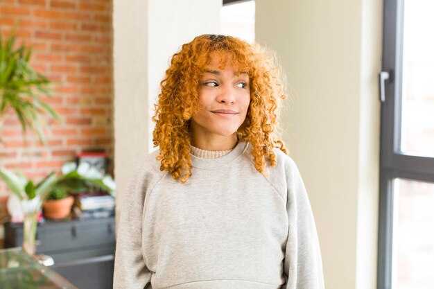 Jovem mulher bonita latina de cabelo ruivo na nova casa legal